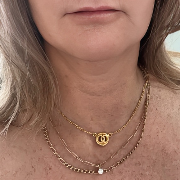 VINTAGE Authentic CHANEL 1983 CC medallion pendant necklace in 24K gold - Picture 5 of 16